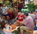 Niños en taller de alfarería