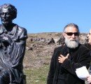 Luigi Maráez con Trinidad hablándonos de su escultura de Gustavo Adolfo al pie del castillo de Trasmoz