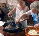 Visitantes haciendo buñuelos en la calle