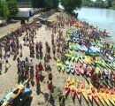 Vista de piragüistas a la espera del resto de participantes en el Puente de Gallur